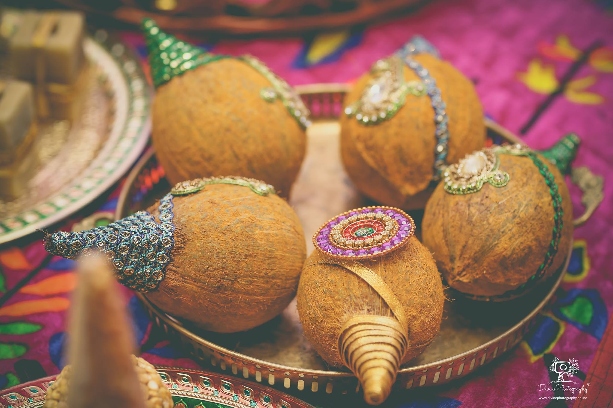 Coconut plate decoration with motifs